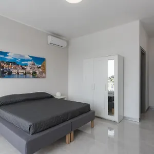 Affittacamere Travelershome Airport 600m To Airport, Ciampino